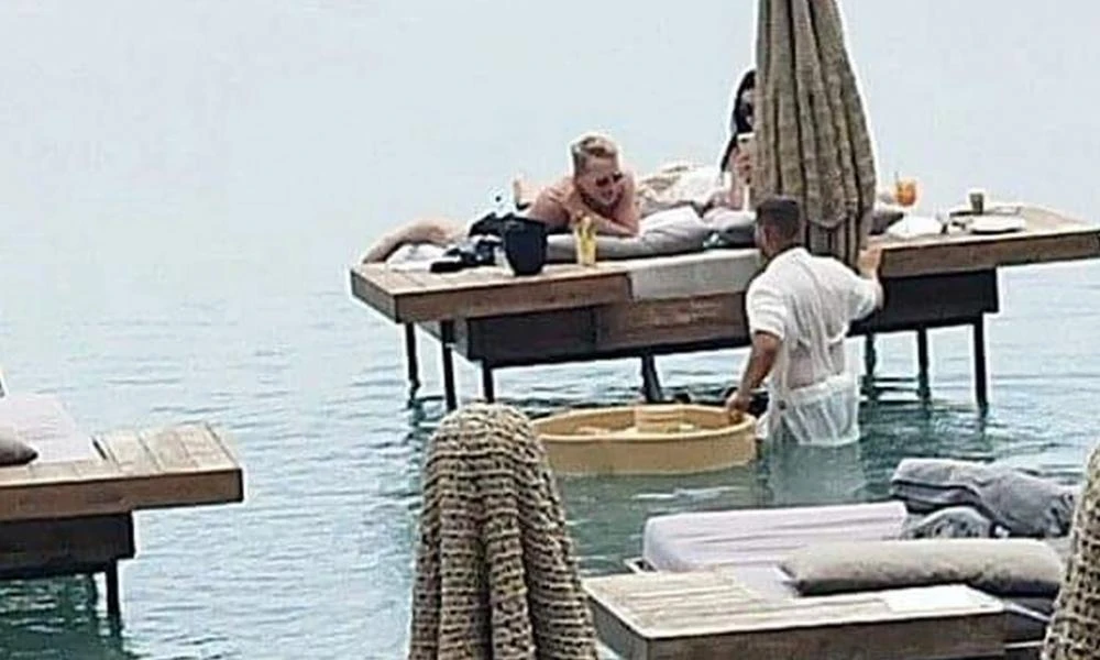 Αντιμέτωπος με τη δικαιοσύνη είναι ο ο υπεύθυνος του beach bar με τις πλωτές ξαπλώστρες και τους σερβιτόρους – κολυμβητές στη Ρόδο